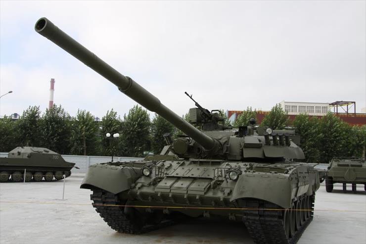 T-80 - Verkhnyaya_Pyshma_Tank_Museum_2011_199 T-80UD.jpg